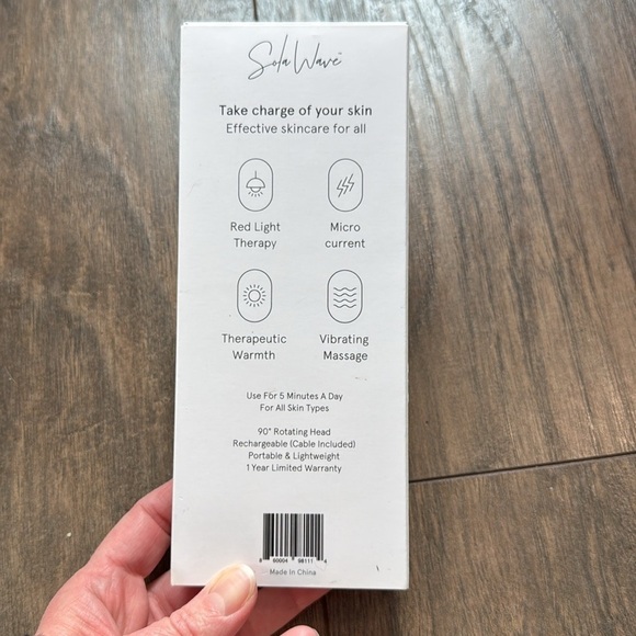 NEW Solawave 4-in-1 Radiant Renewal Facial Red Light Tool Device - Picture 2 of 4